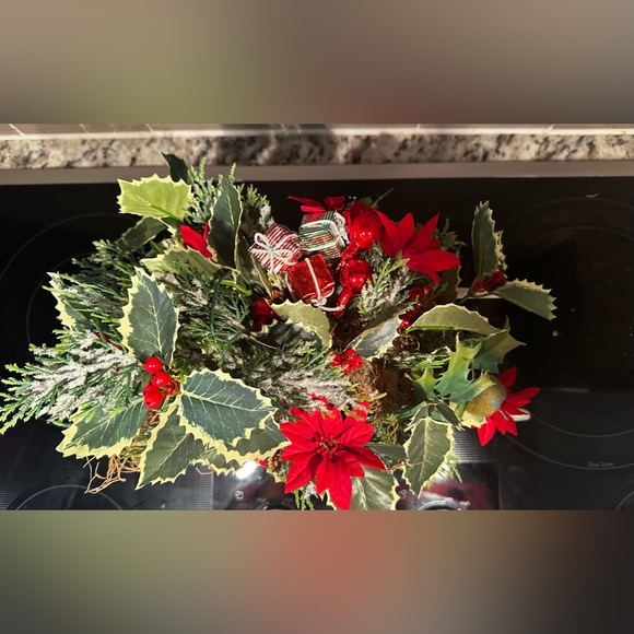 Beautiful Vintage White Wicker Christmas Sleigh w/ Greenery & Decor 15” x 11” - Picture 11 of 12